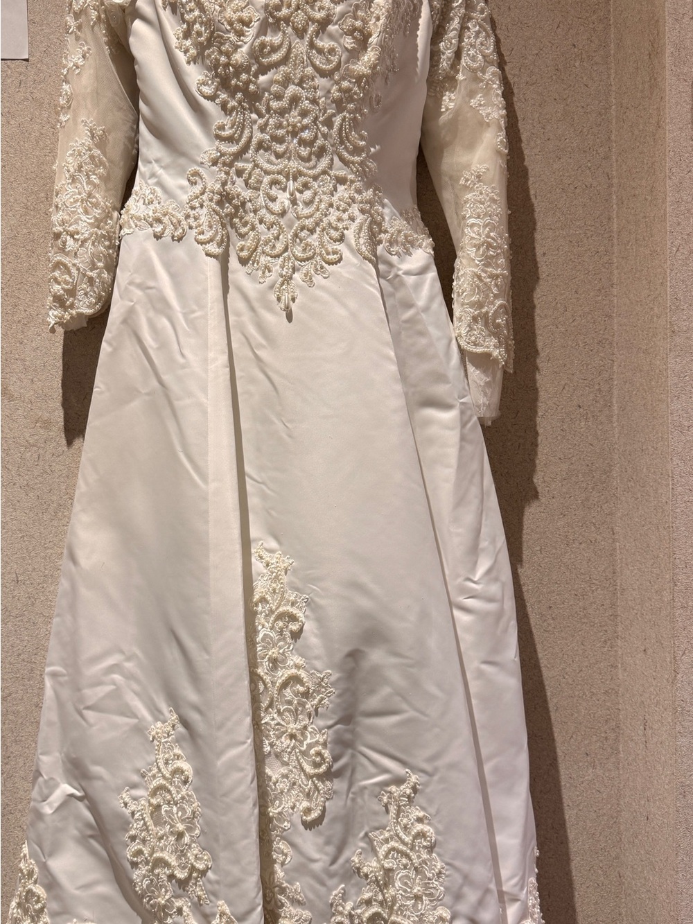 Private Label White Beaded Lace Long Sleeve A-Line Dress With long Chain